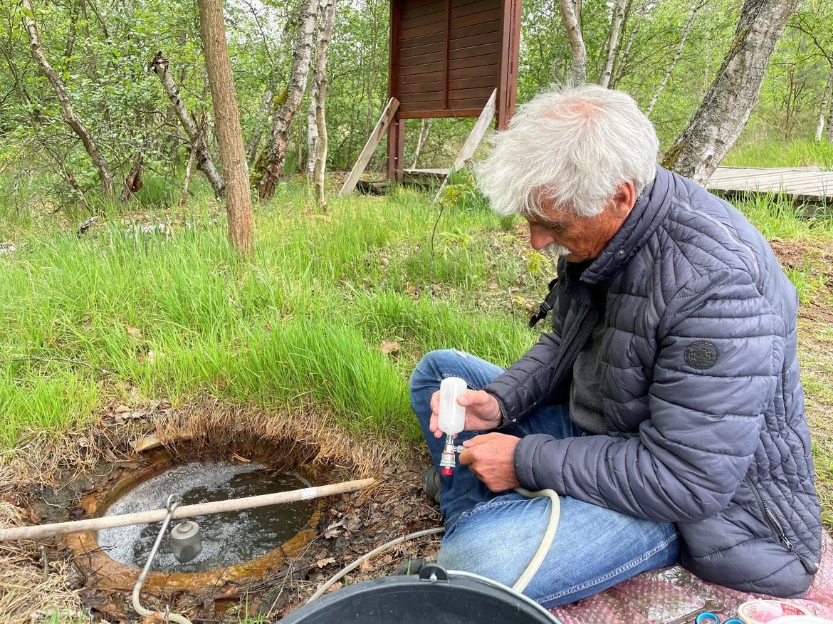 Fig 4. Gas sampling using the Giggenbach method on a CO2-dominated mofette in Soos, Czech Republic (CC BY: GFZ)