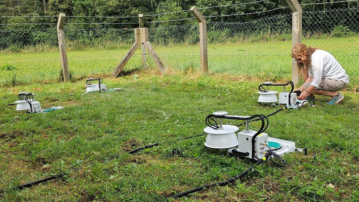 Fig 3. Installation of an automatic long-term monitoring station in Glees to measure temporal variations in soil CO2 gas flux. (CC BY: GFZ)