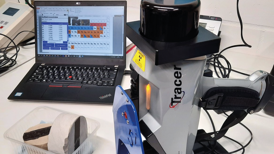 Fig 2. Measurement of rock samples with portable XRF (X-ray fluorescence analysis) handheld spectrometer for the quantification of elements in rock (T. Ballerstedt, GFZ)